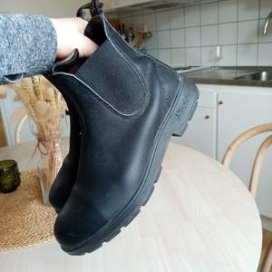 Svarta boots från blundstone i strl 39. Väldigt sparsamt använda, köpta förra vinter(2019). Perfekt sko under vintern då dom är vattentäta och håller värmen. Kan skickas mot frakt, 63kr.