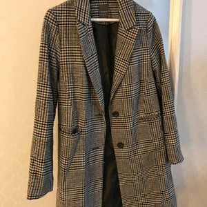 Rutig kappa - Skit snygg rutig kappa från primark men den är förliten för mig knappt använd då jag inte provade den i affären och tog fel storlek (buda)