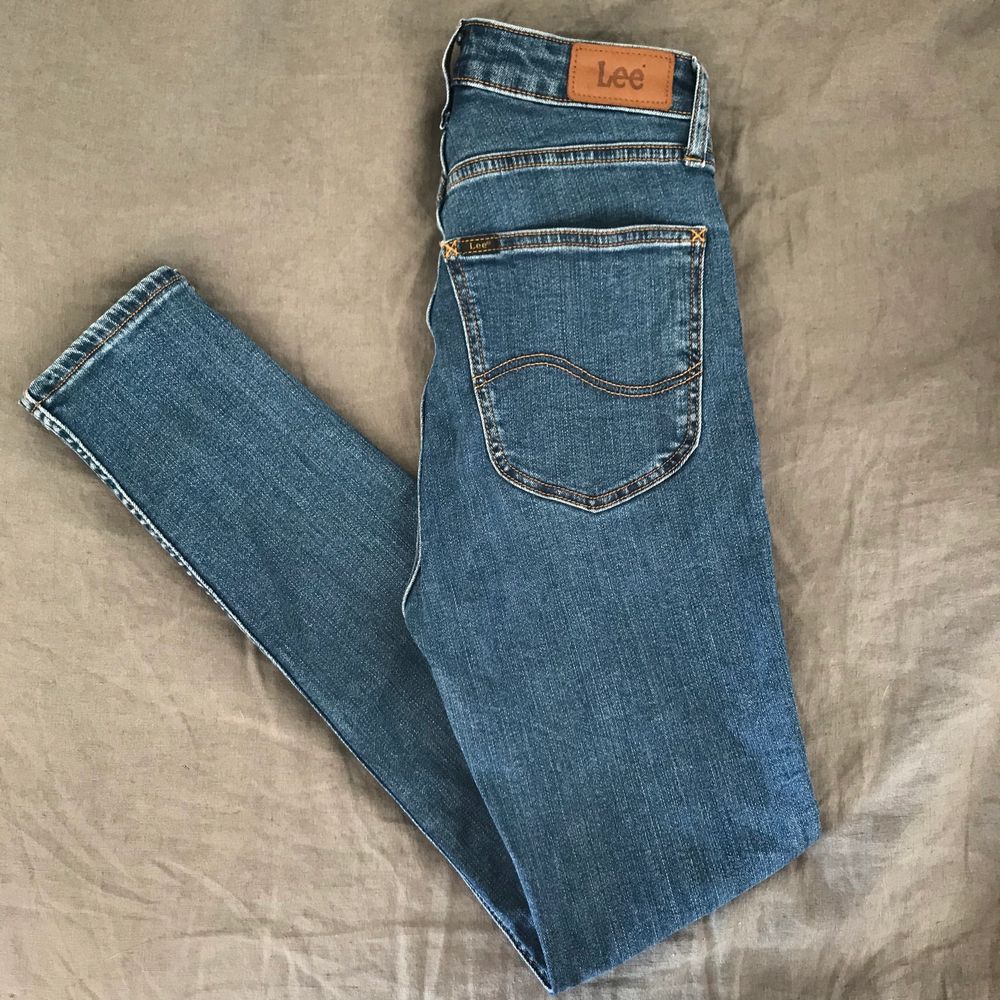 Jeans från Lee i modellen Ivy💙 Storleken är 26/31. Sparsamt använda och i fint skick. Frakt 44kr💌. Jeans & Byxor.