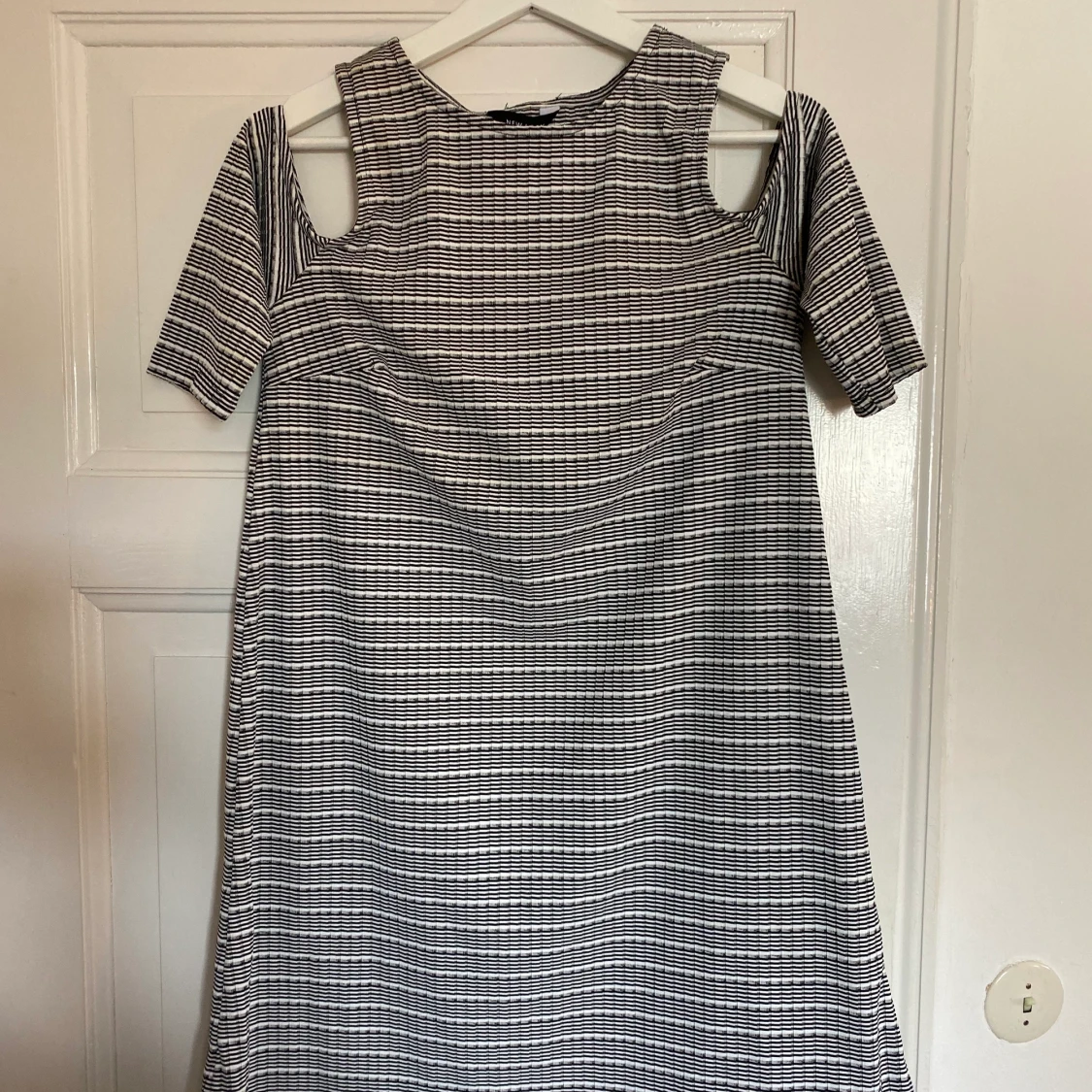 Klänning från New Look i storlek 38 med prislappen kvar