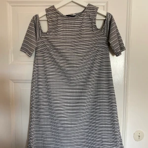 Klänning från New Look i storlek 38 med prislappen kvar - Söt svart och vit retro klänning med bara axlar säljes. Helt oanvänd med prislappen kvar i storlek 38. Har swish! 