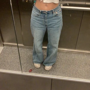 Weekday Ace High Wide Jeans - Säljer dessa jeans från weekday i storlek 25/30. Köpt för 500 kr, budgivning från 200 kr!