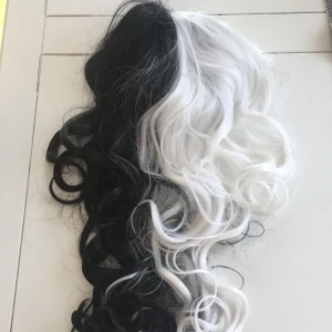 SPLITDYE WIG - Sjukt cool peruk med svart/vit splitdye.✨👽 Helt ny oanvänd, kan behöva borstas ur lite. ⚪️⚫️ FRAKT INGÅR I PRISET 💗 bud vid flera intresserade ✨
