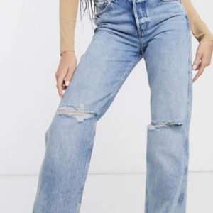 & other stories jeans - Jättefina ”raka” jeans från & other stories i storlek 34. Ser helt nya ut, nästan aldrig använda. Jättefina och jag är 170 lång. Köpta för 800kr💕