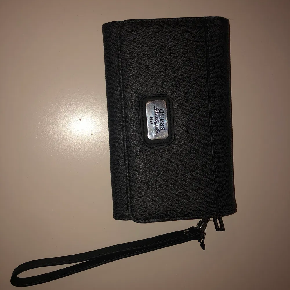 Guess plånbok ,ny. Accessoarer.