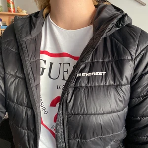 Everest dunjacka - Svart everestjacka, säljer då den är lite för stor för mig (är kortare än storleken). Annars står den som en S för vuxna skulle jag säga! Skickar fler bilder ifall det önskas! Köparen står för frakt🥰❤️