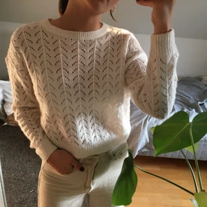 Stickad tröja - En stickad tröja från H&M i croppad modell. Superskön och har ett fint mönster som tillför mycket till tröjan. Nyskick. Exkl. frakt🥰🥰 (pris kan diskuteras!)
