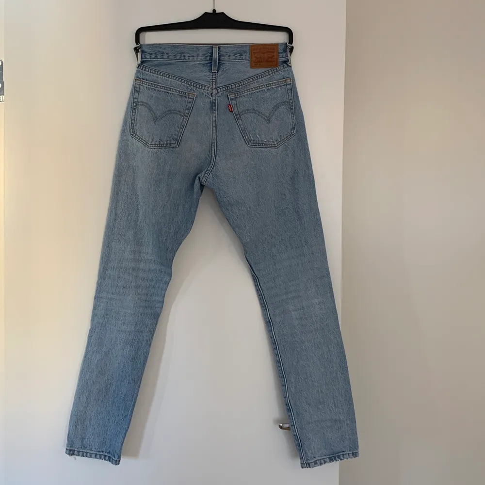 Klassiska snygga jeans från Levis i modellen 501. Super snygga i tvätten och passar perfekt till allt! Säljer på grund av att de är lite för korta i min smak. Storlek 26/32💗köparen står för frakten. Jeans & Byxor.