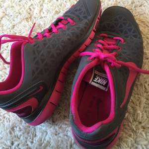 Mörkgråa Nike free fit 2 med rosa detaljer i strl 38.5. Perfekta träningsskor men tyvärr för små för mig.. Använda men i bra skick. Nypris ligger runt 1100kr