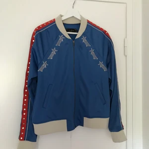 Jacka från nonsense  - Jacka från nonsense. Liten fläck på ryggen men annars bra skick! Köpt för 1500kr möts upp annars står du för frakt. Fläcken som syns på bilden har gått bort i tvätten