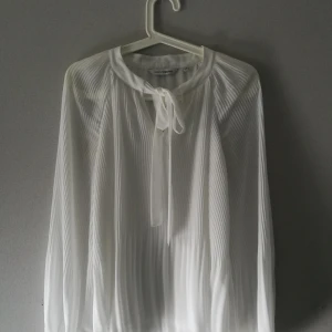 Vacker blus - Vit blus, väldigt vacker i tyget och sitter snyggt på. Tyvärr fel storlek för mig därav säljer jag den. Aldrig använd. Nypris 400kr.