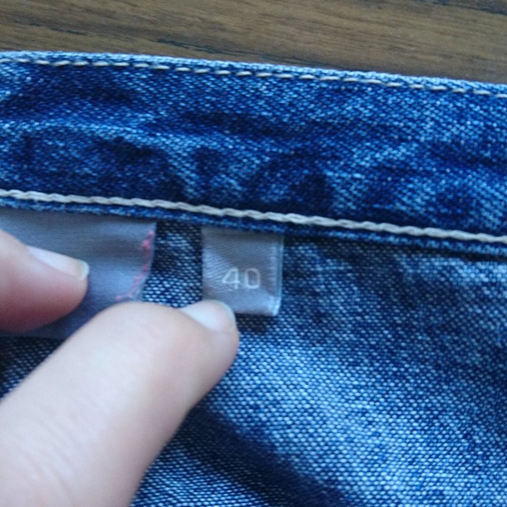 Mysiga jeans med snörning vid benslut, storlek 40. Jeans & Byxor.