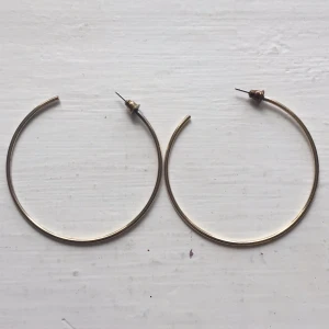 Örhängen - Från hm. Ganska använda men ser bra ut. Fri frakt. Swish:)