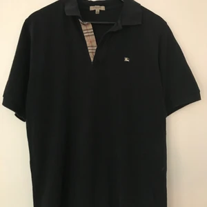 Burberry pike  - Stl large. Lite urtvättad därav lågt pris men helt okej skick. 