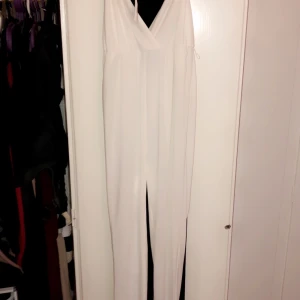 Vit Byxdress - Vid byxdress från River Island, aldrig använd. Strl 36/S