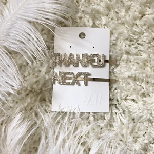 Hårspänne  - Silvriga hårspännen från H&M med texten ”thanku next”🤍 Endast använda en gång.