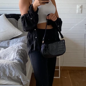 Blus  - Super fin blus från zara passar bra till vida jeans, bra skick knappt använd säljer nu för 200 kr! ❤️ frakt ingår ej🥰🥰 hör av er 
