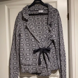 Kofta i strl L - Fin mönstrad kofta från Isolde i strl L. Liknar väldigt mycket Odd molly kofta. Flitigt använd men bra skick. 