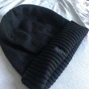 Polo mössa ÄKTA  - Säljer min polo mössa som är köpt för 500kr i NK. Den är använd 2 gånger och är i mycket fin skick. Samt att den är väldigt varm och skyddar bra mot kyla. Jag står för FRAKTEN!!