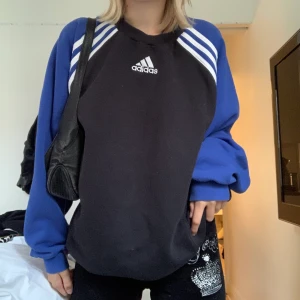 College tröja - I väldigt bra skick. Så snygg med de tre ränderna som gör tröjan mer speciell. Storlek L men sitter även snyggt på mig som är S. Skriv för bilder på💞