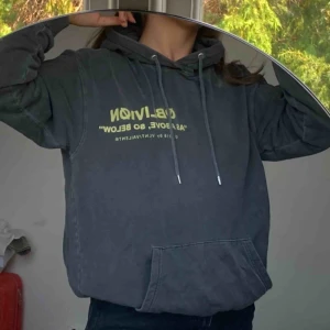  - Skitcool gråtvättad hoodie med litet tryck. Köpt på carlings, väldigt gott skick💗