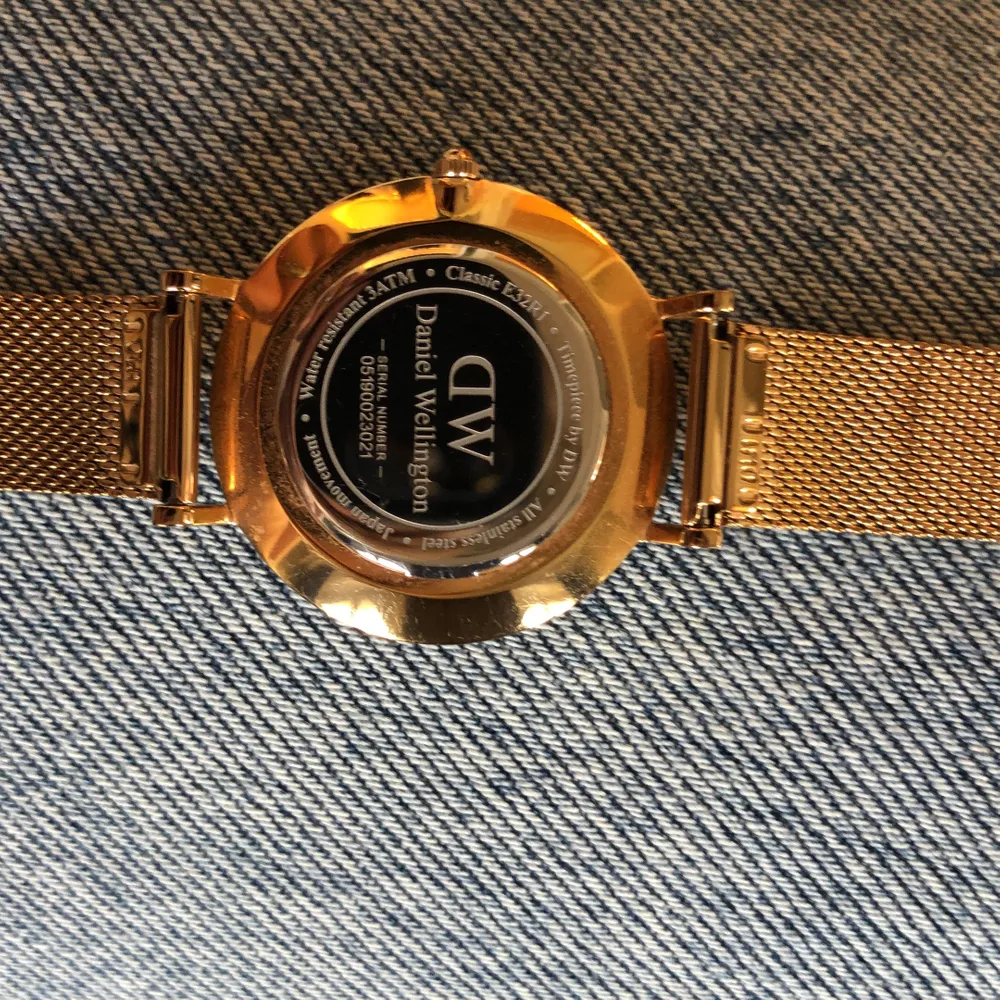 Daniel Wellington klocka som är köpt för några år sedan men väldigt sparsamt använd. 28mm. Armband i Mesh i färgen roseguld, utbytbart armband som öven är juserbart. Nypris 1299. Säljer för 500kr + frakt💖. Accessoarer.