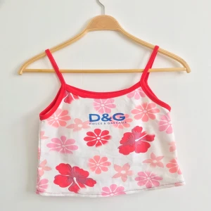 Dolce & Gabbana linne  - Säljer detta linnet igen då det ej blev sålt förra gången pga oseriös köpare. Gulligt linne från dolce & Gabbana köpt på Plick men ej kommit till användning. Passar mig som vanligtvis bär S 🌸