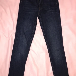 mörkblåa jeans  - Snygga mörkblåa jeans sitter snyggt