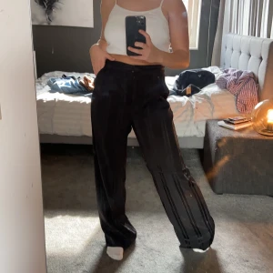 Flared pants - Snygga och skönaste byxorna från Monki. Wide, flared, black. 90kr!!!!!😍 storlek 36