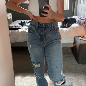 Raka jeans med slitningar  - Straight jeans, men slitningar. Jävligt snygga, har ett par liknande därför säljer jag dessa.💓🤩Köpta för 600kr. Helt oanvända. 