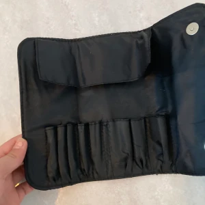 Sminkborsthållare - Ett sminkfodral där du kan förvara borstar när du reser. Ganska oanvänt.Bra skick och kvaletet 