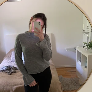 Superfin grå tröja! - Tröja från Gina tricot som är perfekt nu till hösten och dens kyla! Tröjan är använd ett fåtal gånger🌸