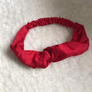 Ett rött hårband från glitter (oanvänt)🤗