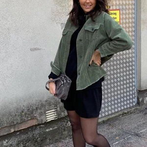 Grön jacka  - Jättefin jacka från zara köpt för ungefär ett år sedan. Den är i storlek S men passar XS-M. 200kr + frakt