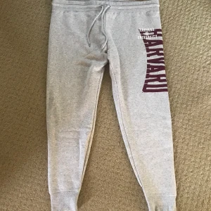 Mjukisbyxor från H&M - Grå mjukisbyxor med Harvard tryck✨ Från H&M Aldrig använda pga fel storlek✨ Strl XL