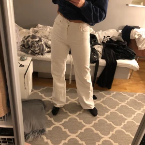 Vita jeans - Super fina vita jeans från Zara. Sitter lite tajt för min smak. Har vanligtvis 38 i jeans från zara och då sitter de löst. Jag är 170 cm💞😆 +frakt