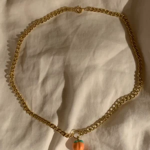 Handgjort peachhalsband i lera🍑 - kontakta mig vid intresse!                                                                               pris: 49kr + frakt (om du inte vill mötas upp)                                          mått: 40.5 cm