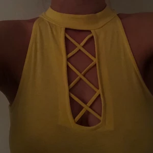 💛GUL BODY💛 - Vet tyvärr inte storlek eller vart den kommer ifrån men den passar en XS/S! Frakt ingår inte i priset!