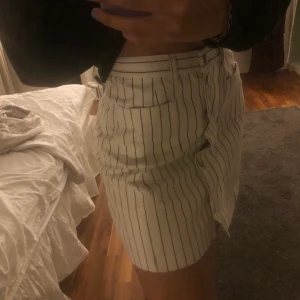 Monki kjol strlk. 36 - Jeanskjol från monki använd fåtal gånger så väldigt bra skick!