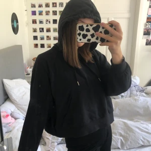Hoodie Monki - Svart hoodie från monki. Är mer bred en lång. Bra skick köpare står för frakt. Storlek S men passar både xs och s beror på hur man vill ha den.