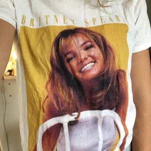 Jättefin Britney Spears t-shirt, använt två gånger och säljer pga att det inte är min stil. Köparen står för frakten🥰