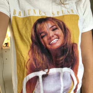 Britney Spears t-shirt strl S - Jättefin Britney Spears t-shirt, använt två gånger och säljer pga att det inte är min stil. Köparen står för frakten🥰