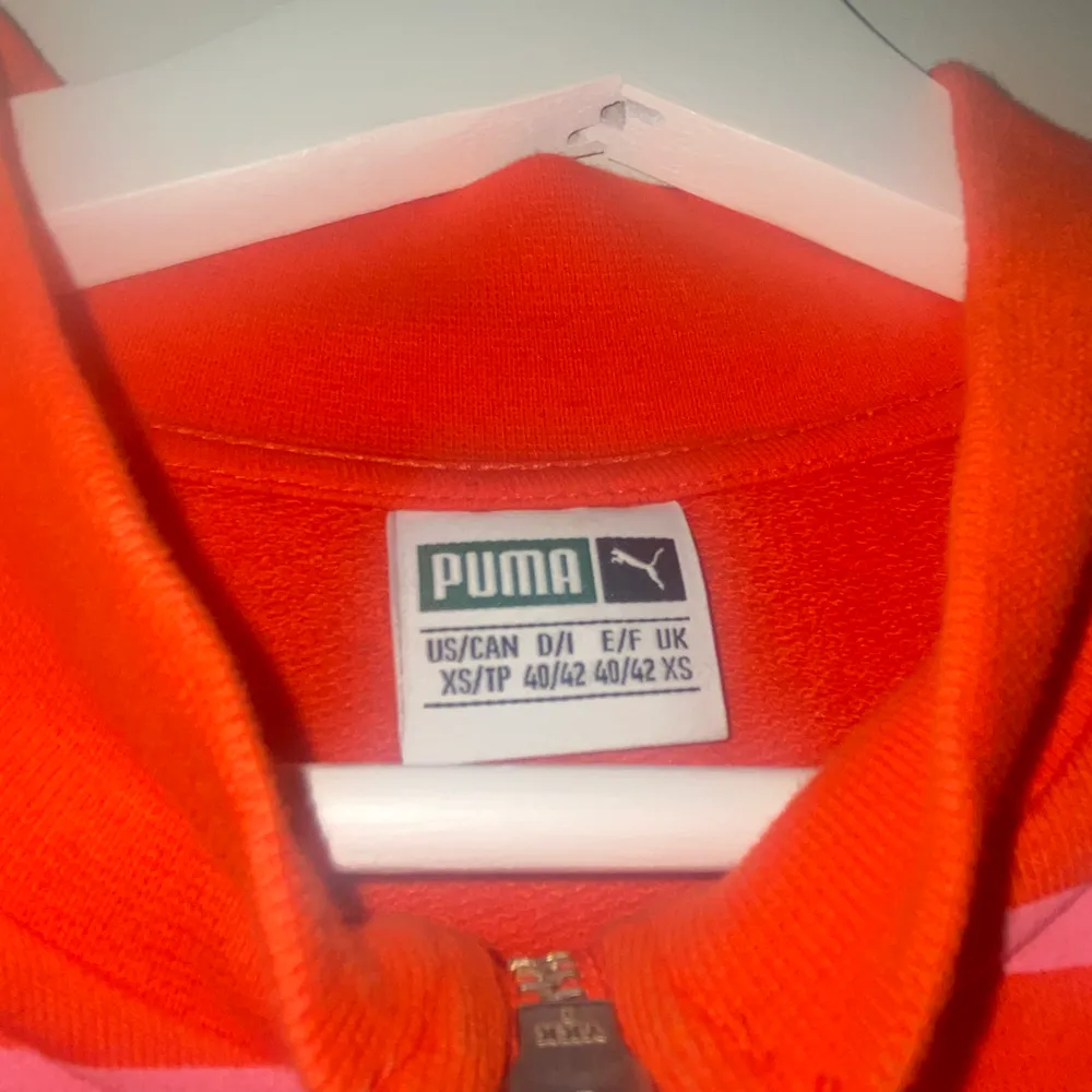 Orange/röd puma sweatshirt med rosa ränder! Superfin men pga att det är väldigt oversized äger jag även en i xxs. Köpes på ASOS för två somrar sen för ca 900 kr.. Tröjor & Koftor.
