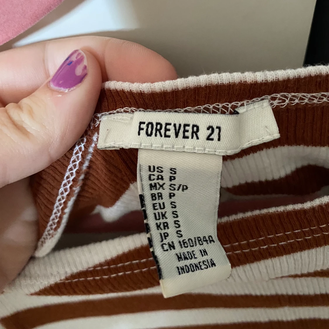 Randig croptop i brunt o vitt - 91