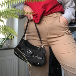 Byxor som ej går köpas längre!! - Dessa byxor är från pull and bear. Har använt dom Max två gånger. Finns ej och köpa längre. Köpte dom för ca 300 kr. Köparen står för frakt! 💜🥰