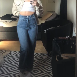 Straight jeans långa - Straight jeans i storlek xs. Långa så passar från 1.75 och neråt. Jag är 1.65 så jag har vikt upp dom lite. Säljer pga Kmr inte till användning tyvärr. Bud just nu: 250. Köp nu för 300kr
