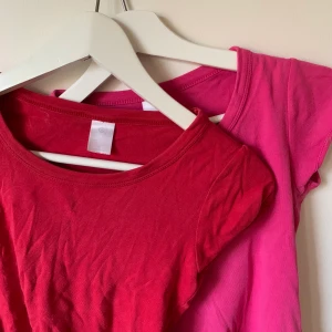 Y2k top - Super fina crop top. Finns i rosa och röd. 95 kr styck eller köp båda för 160kr. Köparen står för frakten💗☺️