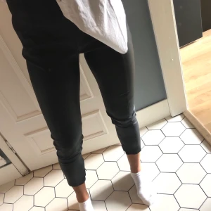 Byxor läderimmitation - Byxor i jättefin läderimmitation från Zara. Mycket bekväma. Liten dragkedja vid benslutet. Använda endast 2-3 ggr. Köparen står för eventuell frakt. 