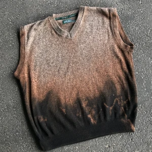 Blekt väst - En väst som är övergångsblekt. Storlek XL (oversize)