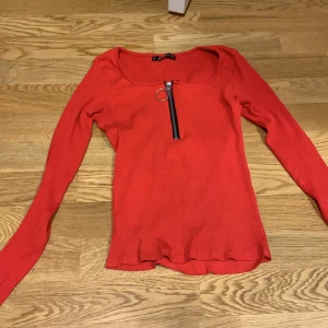 New yorker röd tröja - Säljer den här röda t-shirt som passar tajt i kroppen💞
